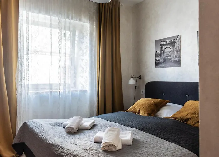 L&b Amphitheater פולה